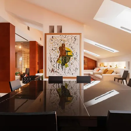 Daire Guesthost - 500sqm Luxury With Spa, Gym, Terrace, Game & Garage Milano