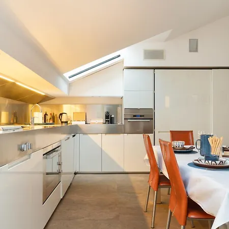 Daire Guesthost - 500sqm Luxury With Spa, Gym, Terrace, Game & Garage