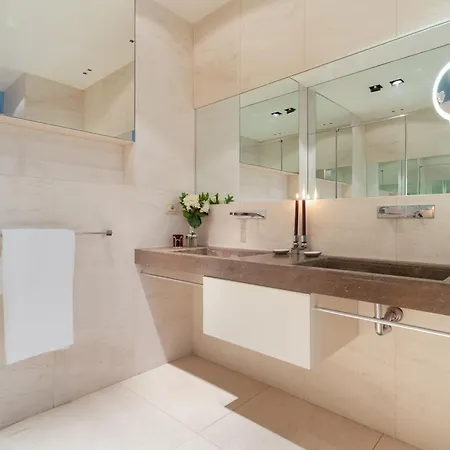 Daire Guesthost - 500sqm Luxury With Spa, Gym, Terrace, Game & Garage
